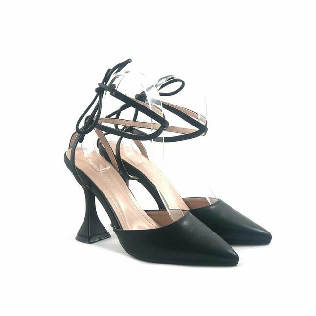 Өсгийтэй гутал бүчтэй