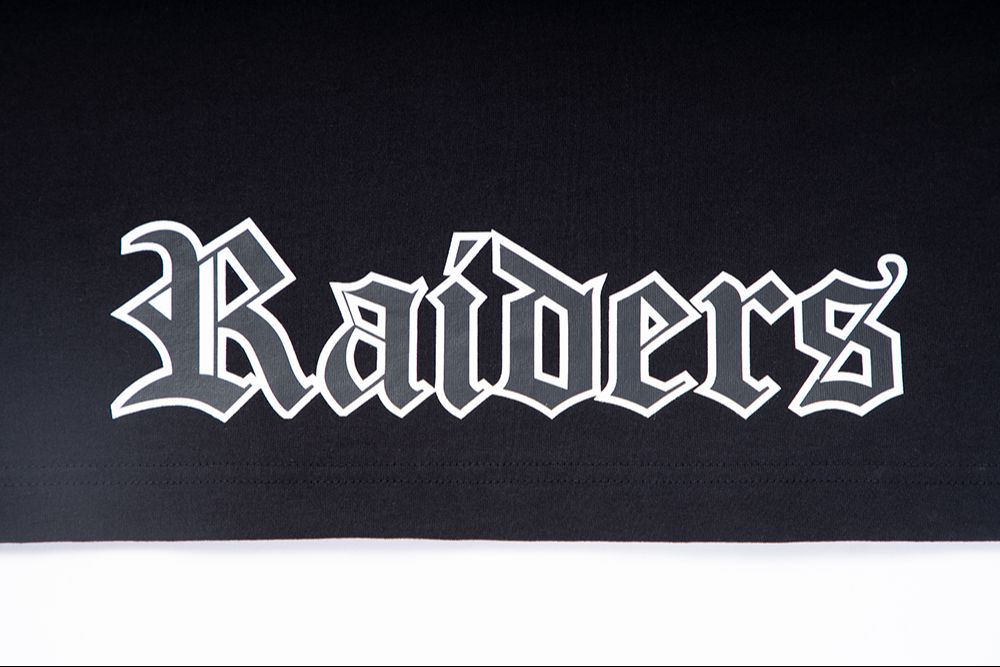 SS TEE RAIDERS OLD ENGLISH OAKRAI BLACK 