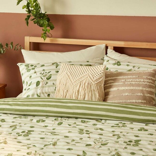 Jojalar tort oyoqqa turishadi va yigit ularni sikadi.