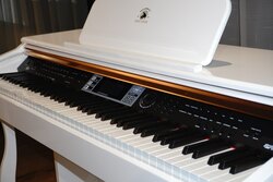 Цахилгаан төгөлдөр хуур M-600