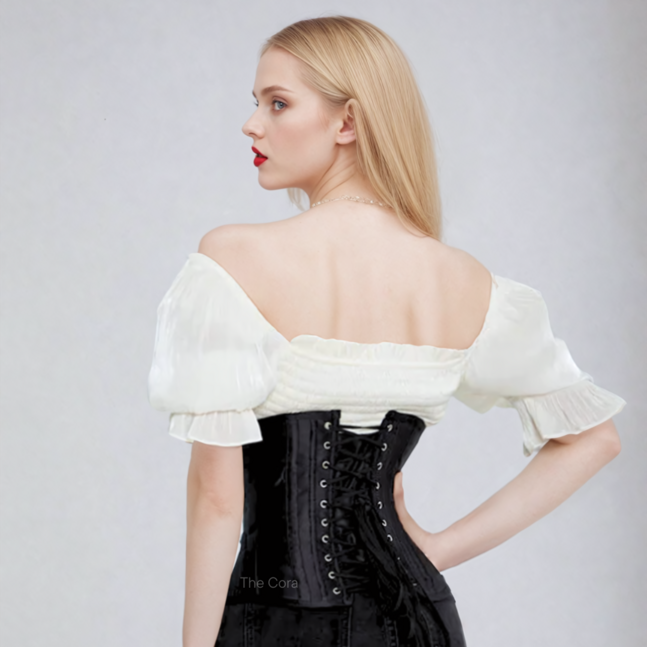 Үлкен есектері бар жалаңаш қыздар