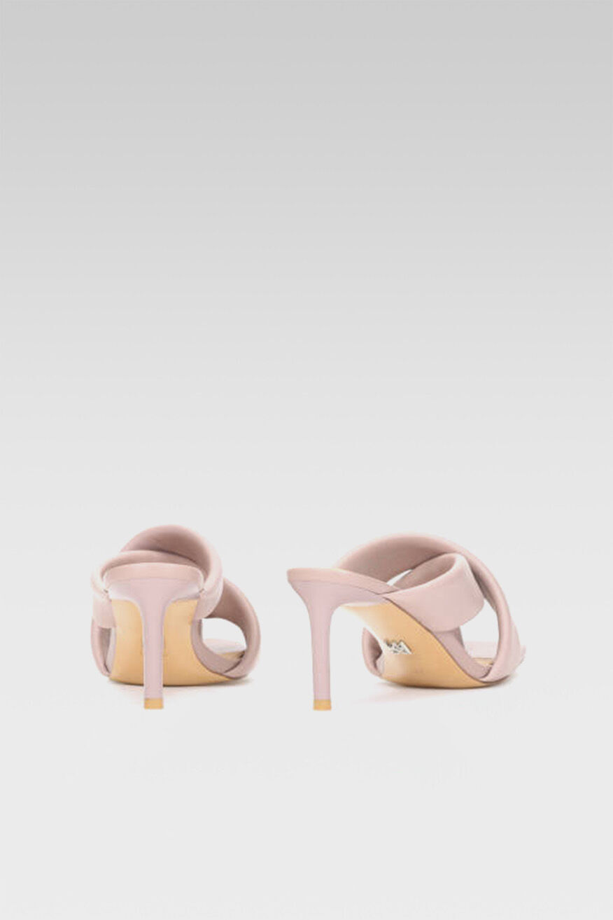 Эмэгтэй углааш