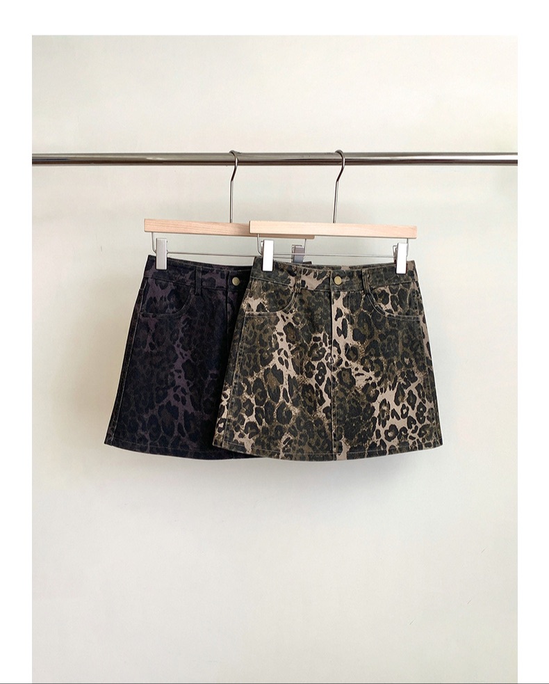 Leopard mini skirt