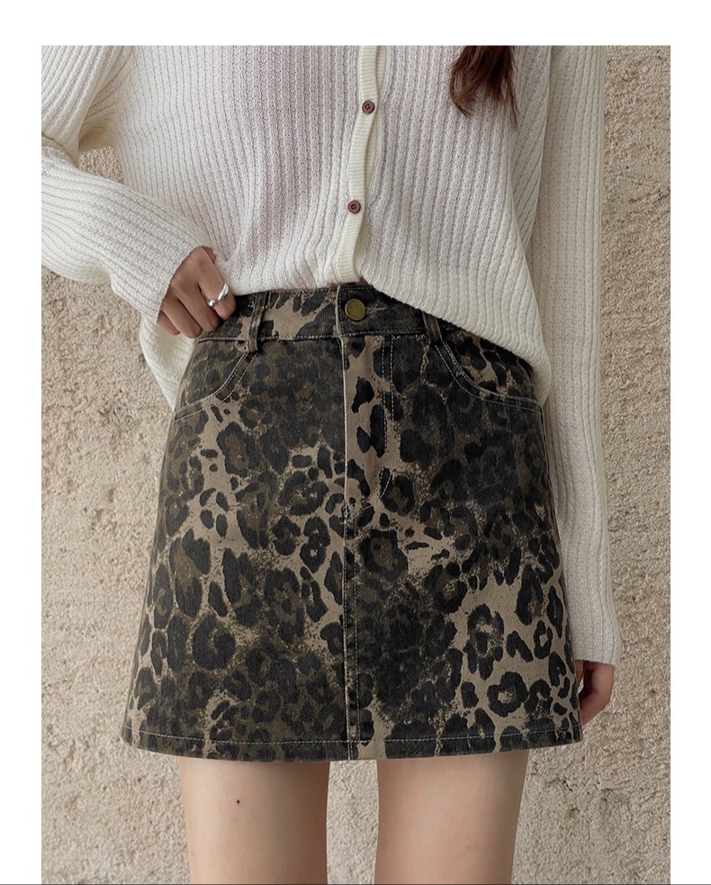 Leopard mini skirt