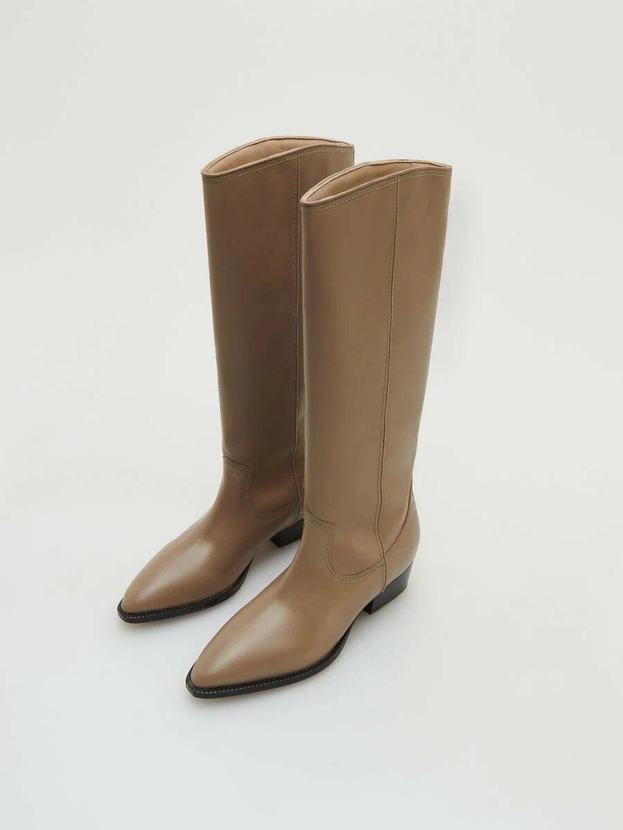 Эмэгтэй түрийтэй гутал