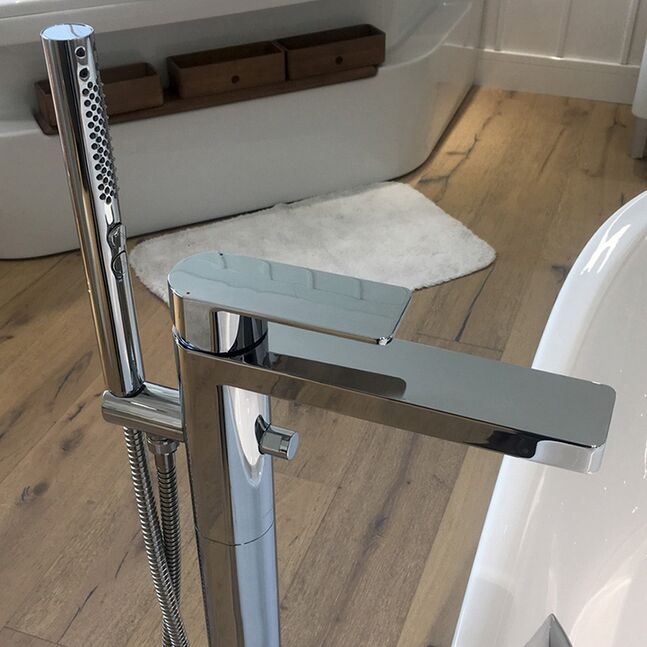 PARALLEL FREESTANDING BATH FILLER