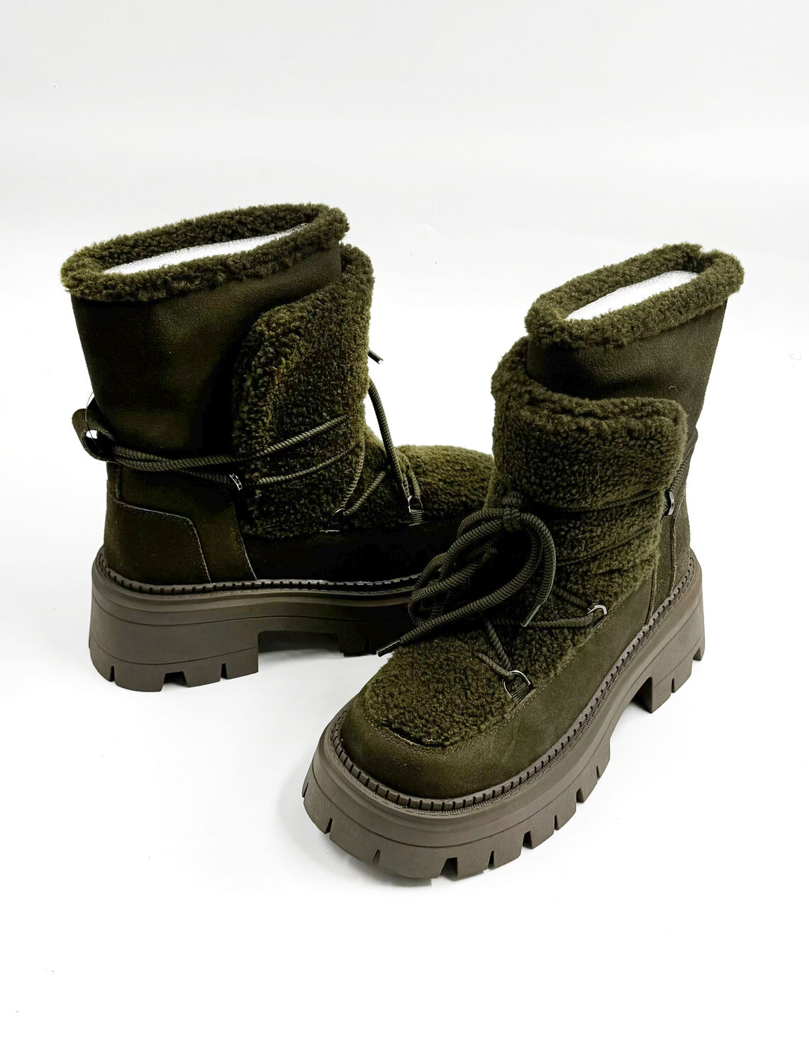 Хагас түрийтэй эмэгтэй гутал