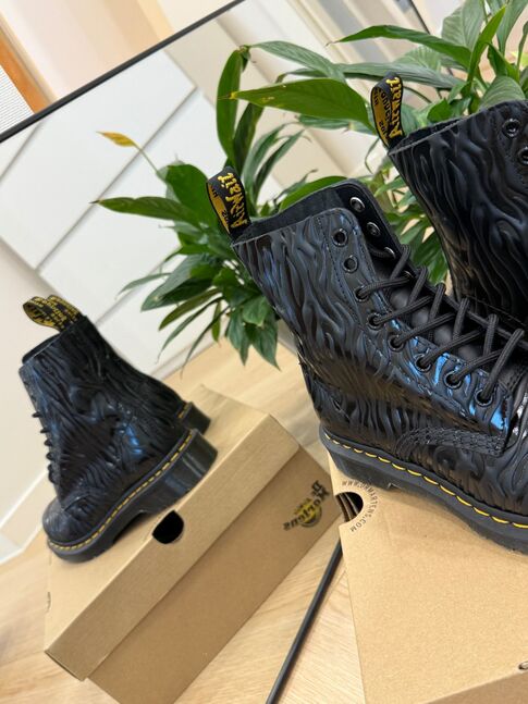 Dr martens zebra