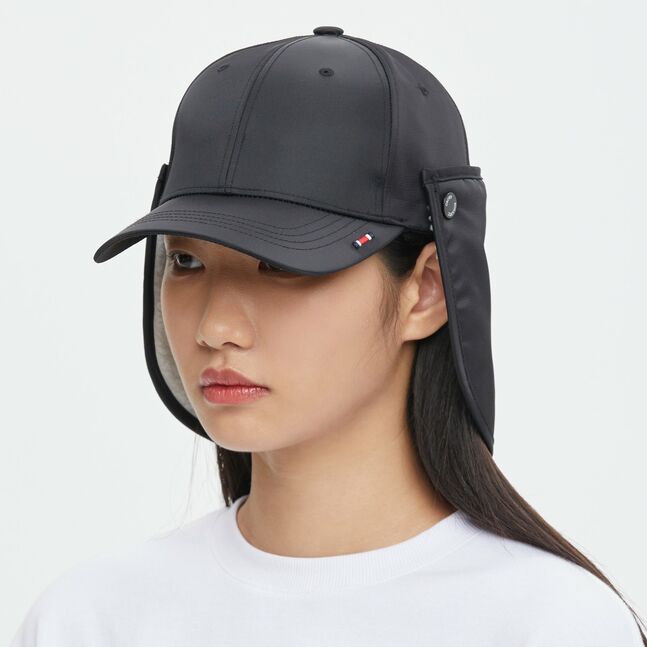 EARFLAP BUTTON BALL CAP