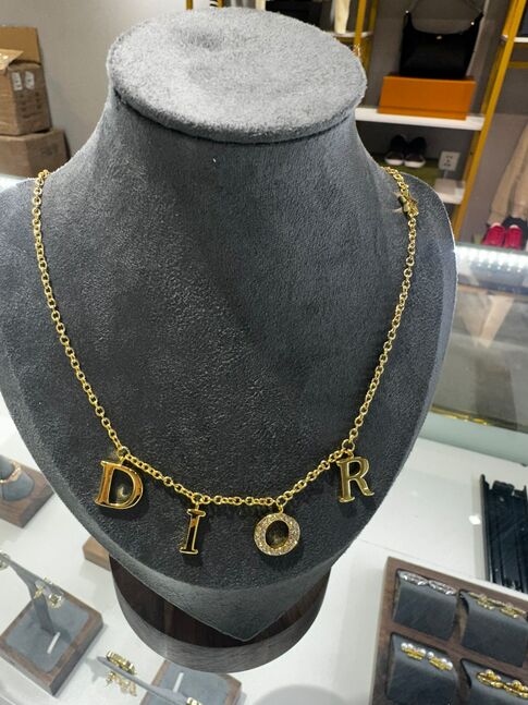 Dior зүүлт
