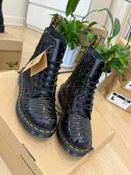 Dr martens zebra