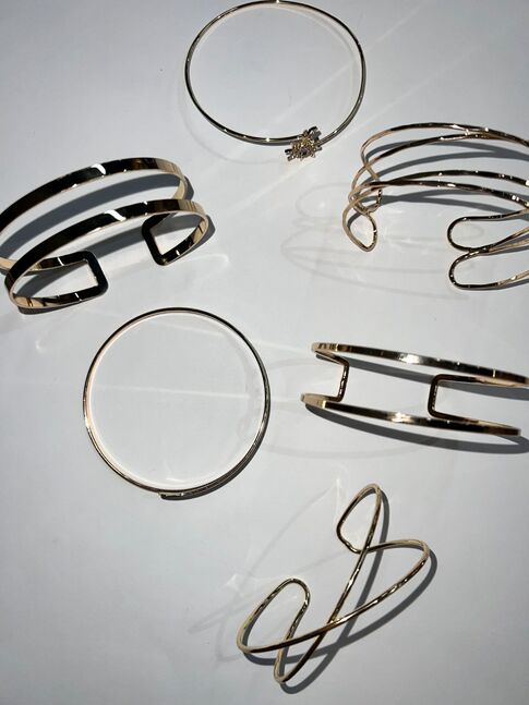 Arm bracelet
