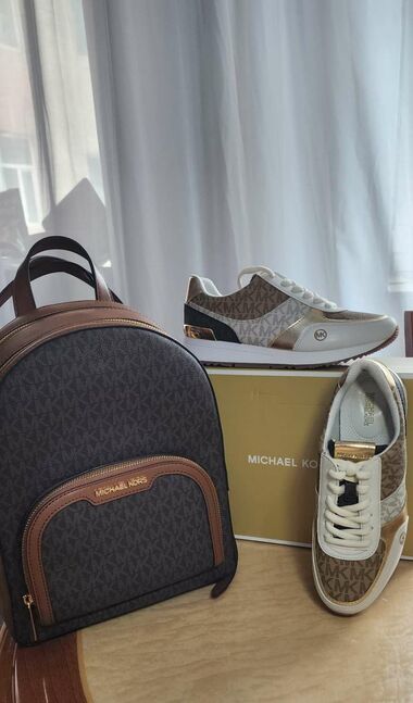 Michael kors medium үүргэвч