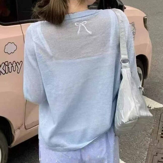 Товчтой нимгэн цамц
