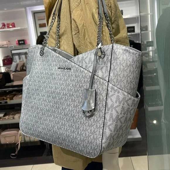 Micheal kors мөнгөлөг цүнх