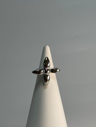 Цагаан алтаар бүрсэн гуулин бөгж