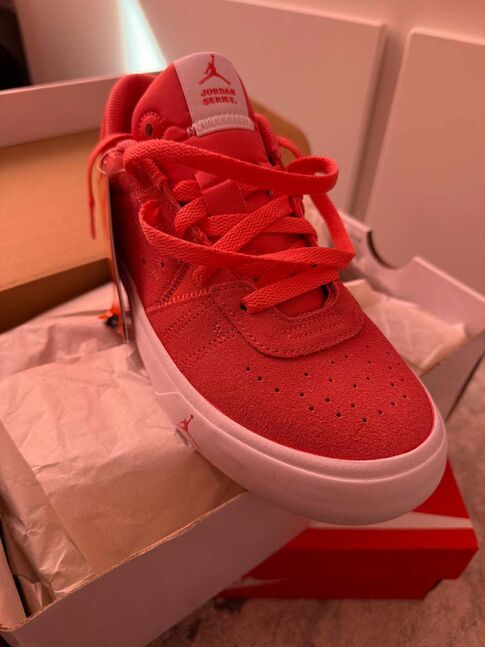 Wmns jordan series es 