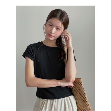 Round neck black shirt