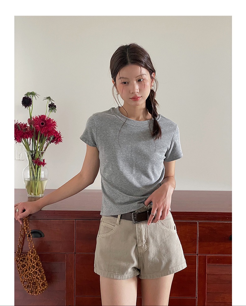 Round neck grey shirt