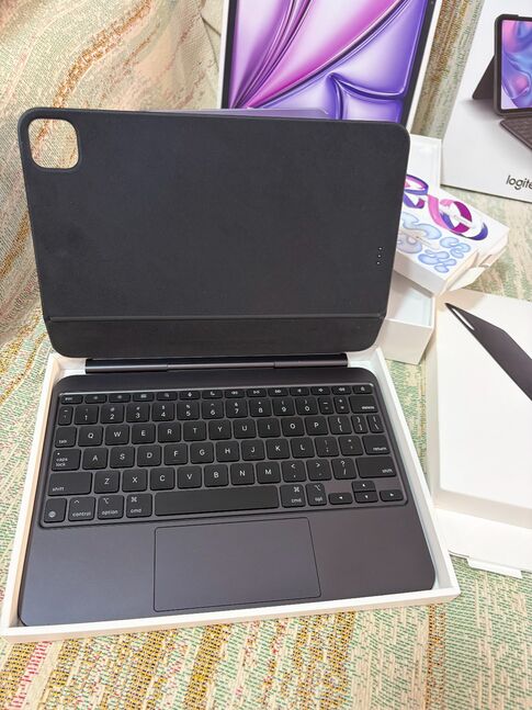 Used like new apple magic keyboard 11 inch