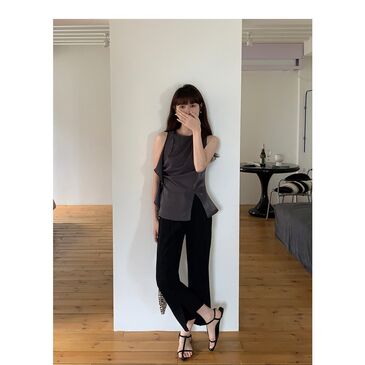 Ruffle flowy sleeveless shirt black