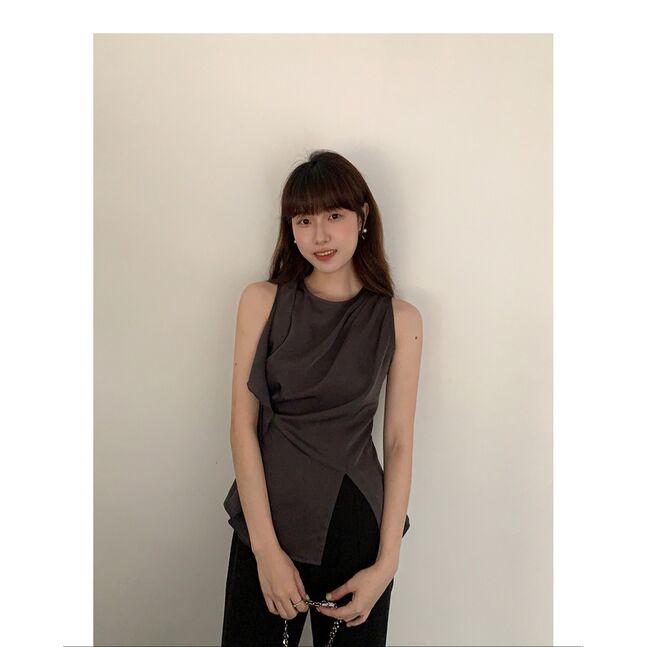 Ruffle flowy sleeveless shirt black