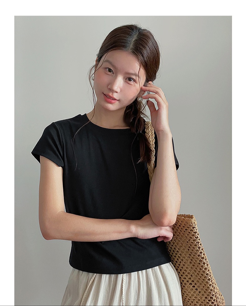 Round neck black shirt