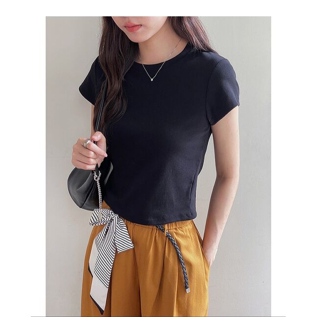 Round neck black shirt