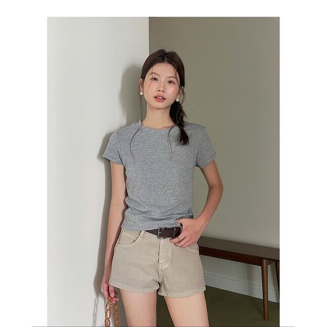 Round neck grey shirt