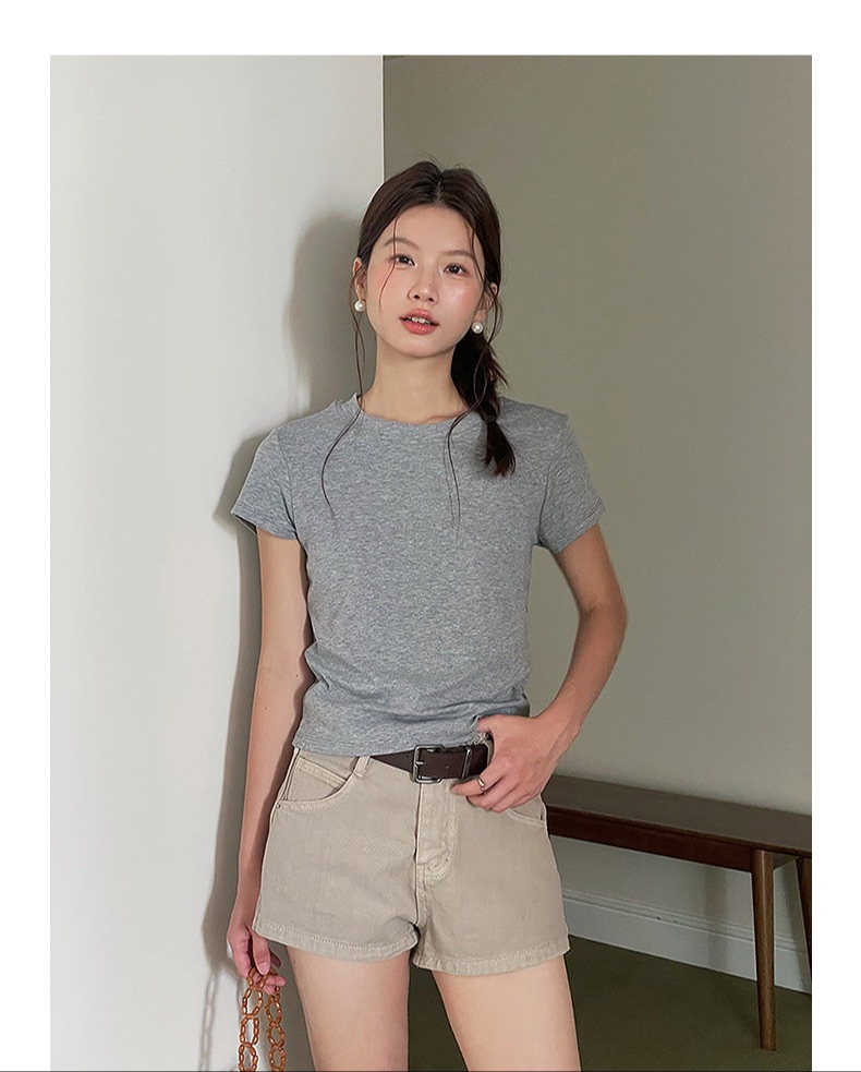 Round neck grey shirt