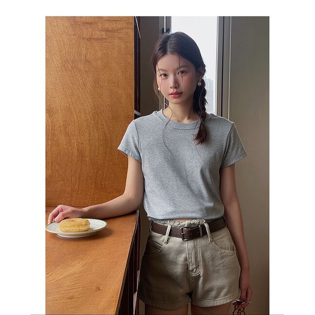 Round neck grey shirt