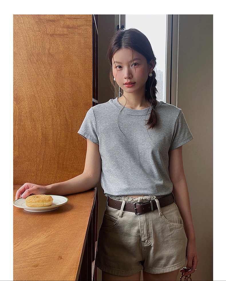 Round neck grey shirt