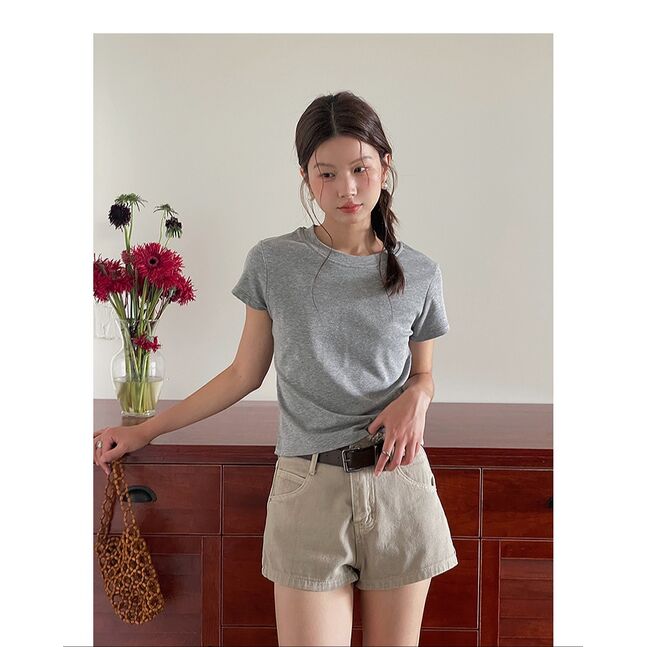 Round neck grey shirt