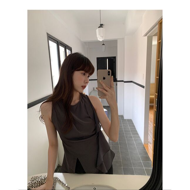 Ruffle flowy sleeveless shirt black