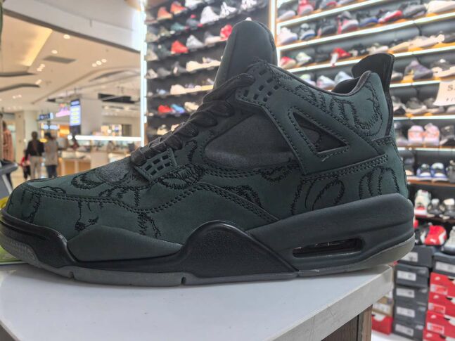 Jordan 4 kaws 