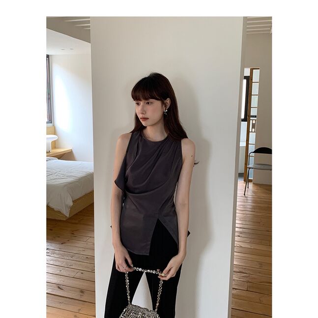 Ruffle flowy sleeveless shirt black