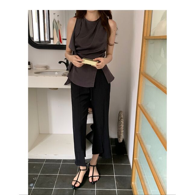 Ruffle flowy sleeveless shirt black