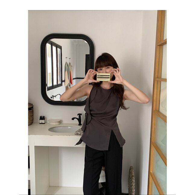 Ruffle flowy sleeveless shirt black