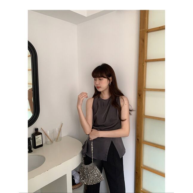 Ruffle flowy sleeveless shirt black