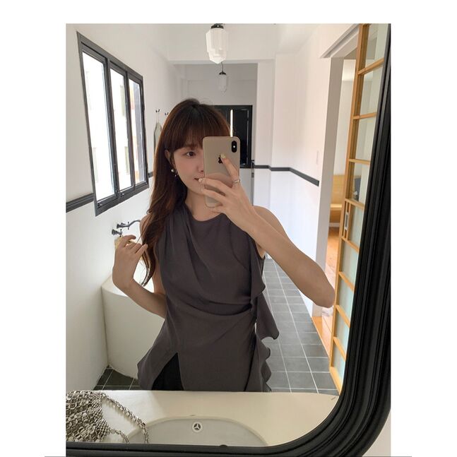 Ruffle flowy sleeveless shirt black