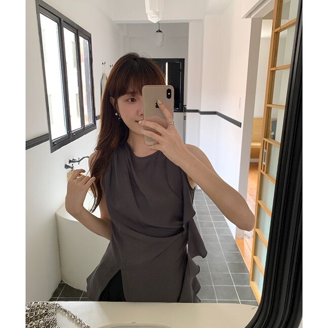 Ruffle flowy sleeveless shirt black