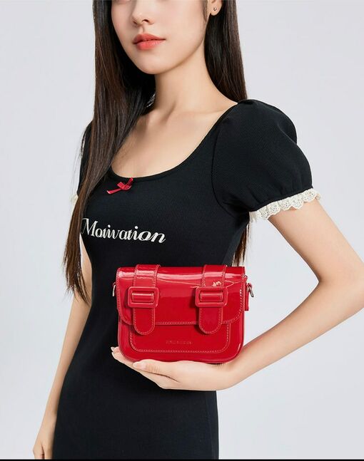 Улаан лакан гар цүнх