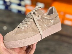 Dirty pink 