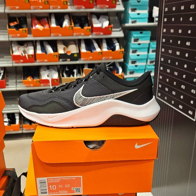 Nike legend essential зарна.