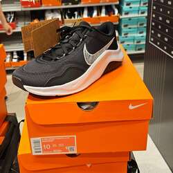 Nike legend essential зарна.
