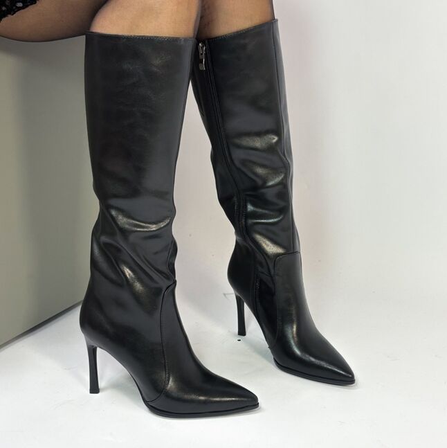 Цэвэр арьсан урт түрийтэй гутал.