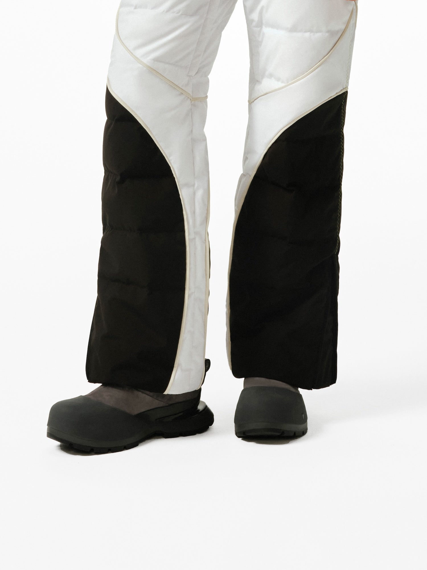 Raven Arctic Grip Slip-on Black