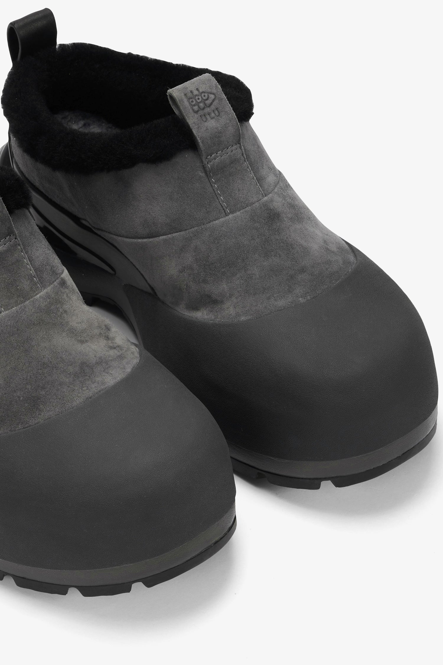 Raven Arctic Grip Slip-on Black