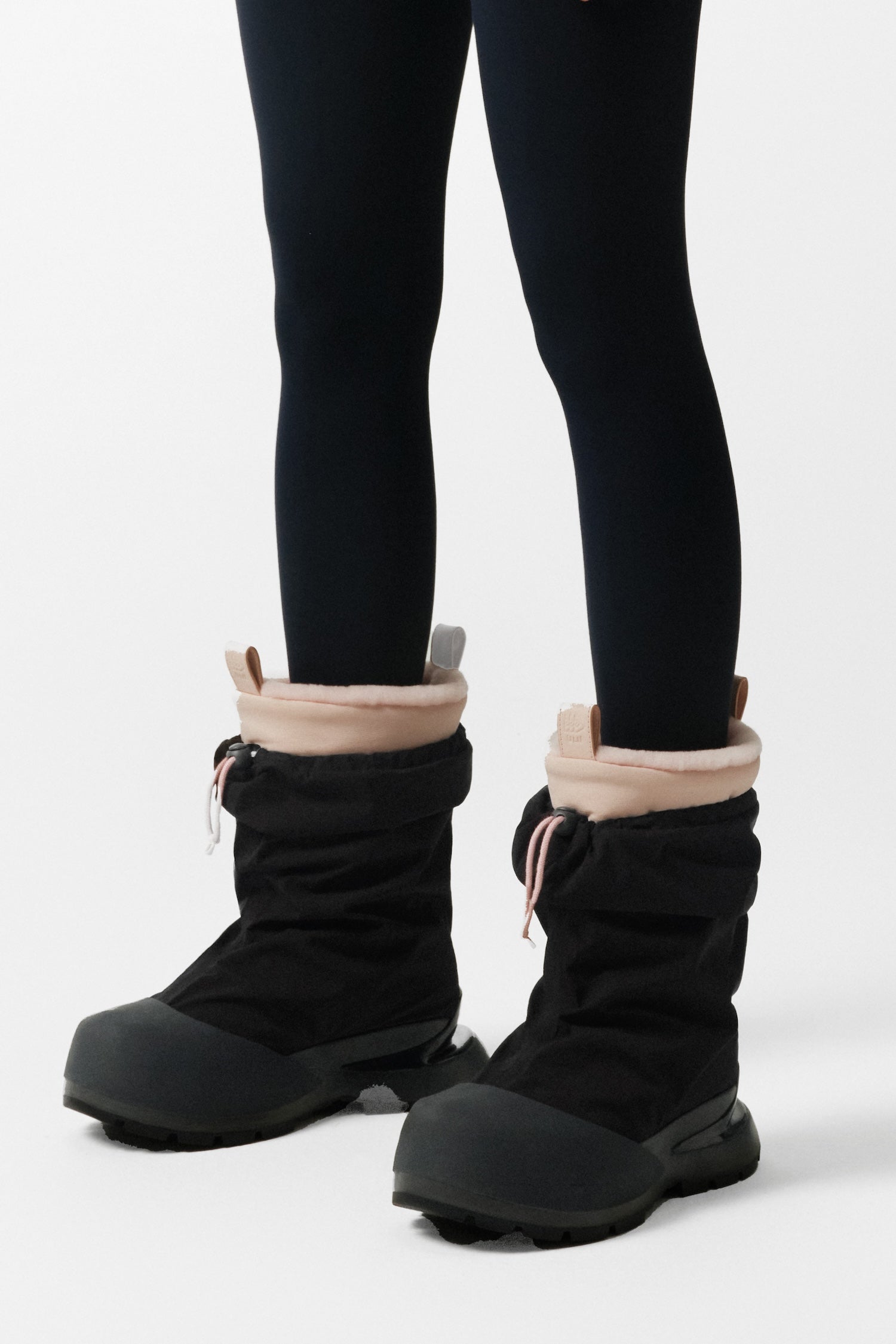 Raven-Arctic Grip Boot Mid-Black Pink
