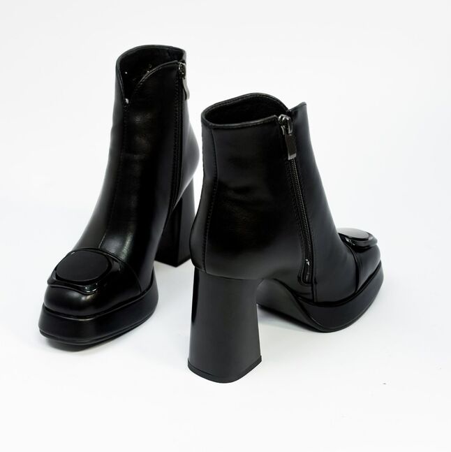 Цэвэр арьсан эмэгтэй өсгийт